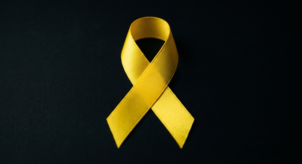 Fita amarela sobre fundo escuro, símbolo do Setembro Amarelo